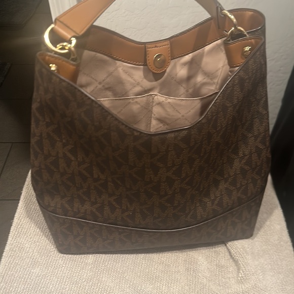 Michael Kor’s Hobo handbag - Picture 2 of 3